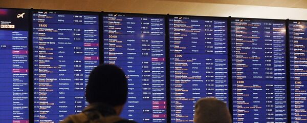 Пассажиры у табло вылета в аэропорту Шереметьево Пассажиры у табло вылета в аэропорту Шереметьево - Sputnik Южная Осетия