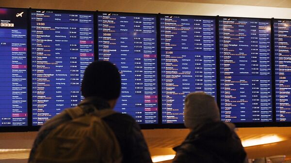 Пассажиры у табло вылета в аэропорту Шереметьево - Sputnik Южная Осетия