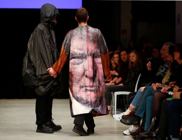 Портрет Дональда Трампа на модели во время демонстрации коллекции студентов студентов школы дизайна на Неделе моды в Берлине - Sputnik Южная Осетия
