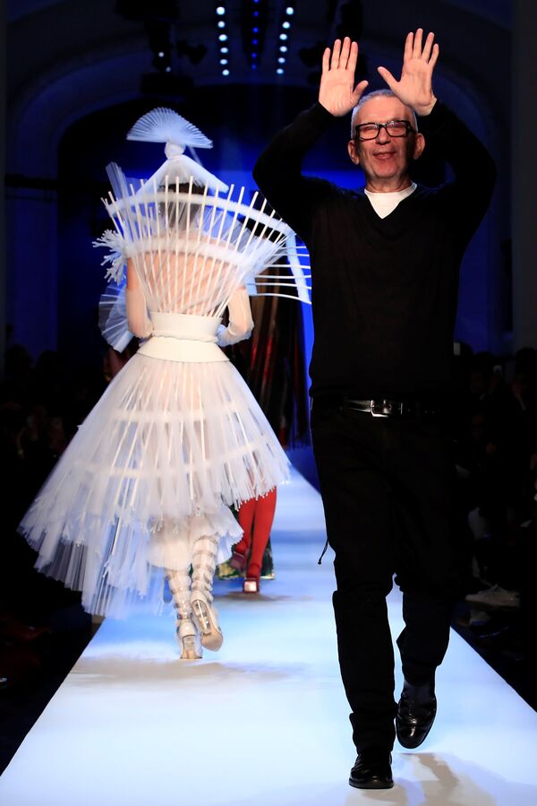 Дизайнер Жан-Поль Готье после показа новой коллекции на Неделе моды в Париже, Франция - Sputnik Южная Осетия