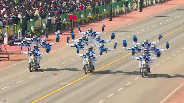 Индийские военные мотоциклисты показали мастерство на параде в Нью-Дели - Sputnik Южная Осетия