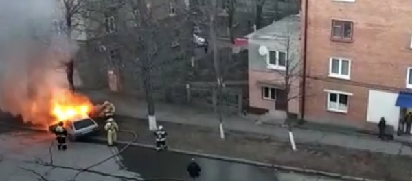 Во Владикавказе на улице Маркова горит автомобиль Во Владикавказе на улице Маркова горит автомобиль - Sputnik Южная Осетия
