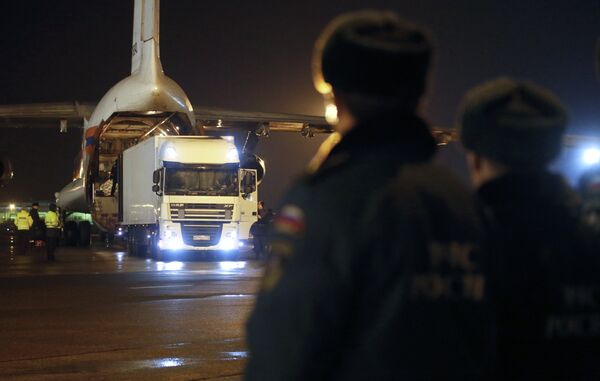 Борт МЧС России доставил в Санкт-Петербург тела жертв крушения Airbus A321 - Sputnik Южная Осетия