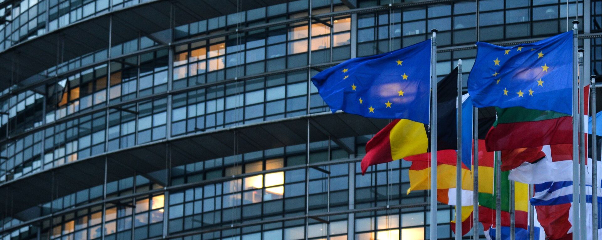 Флаги перед здание Европарламента в Страсбурге - Sputnik Южная Осетия, 1920, 14.04.2023