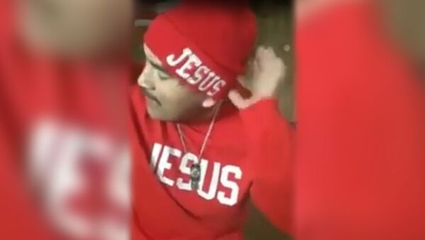 Смешное видео: мексиканский гангстер читает Библию и танцует тектоник - Sputnik Южная Осетия