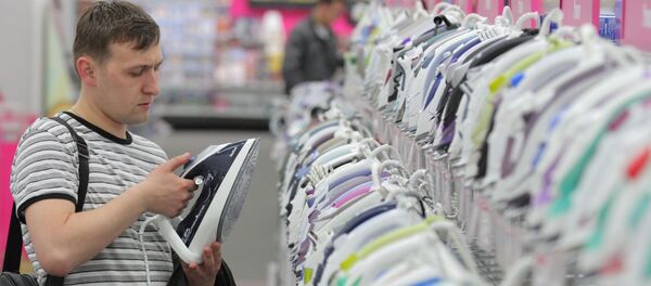 Покупатель выбирает утюг в магазине бытовой техники и электроники - Sputnik Южная Осетия