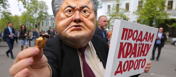 Участники протестной акции против действующего президента Украины Петра Порошенко у здания Администрации президента в Киеве - Sputnik Южная Осетия