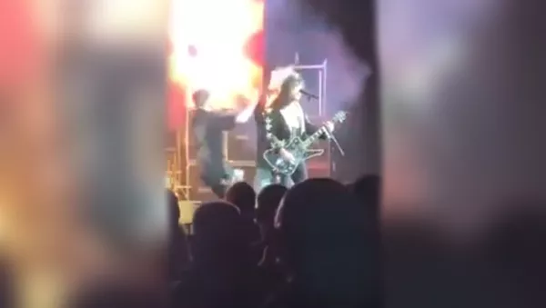 На шоу двойников Kiss один из вокалистов загорелся на сцене - Sputnik Южная Осетия
