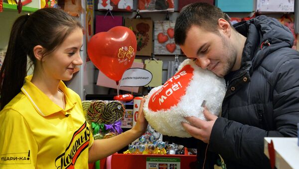 Покупатель выбирает сувенир к Дню святого Валентина в торговом центре Первореченский во Владивостоке - Sputnik Южная Осетия