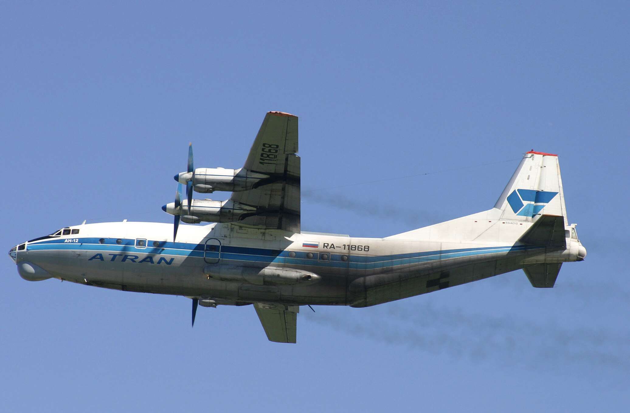 Ан в начале. АН-12 транспортный самолёт. АН 12 грузовой самолет. АН 12 ВВС СССР. Экипаж АН 12.