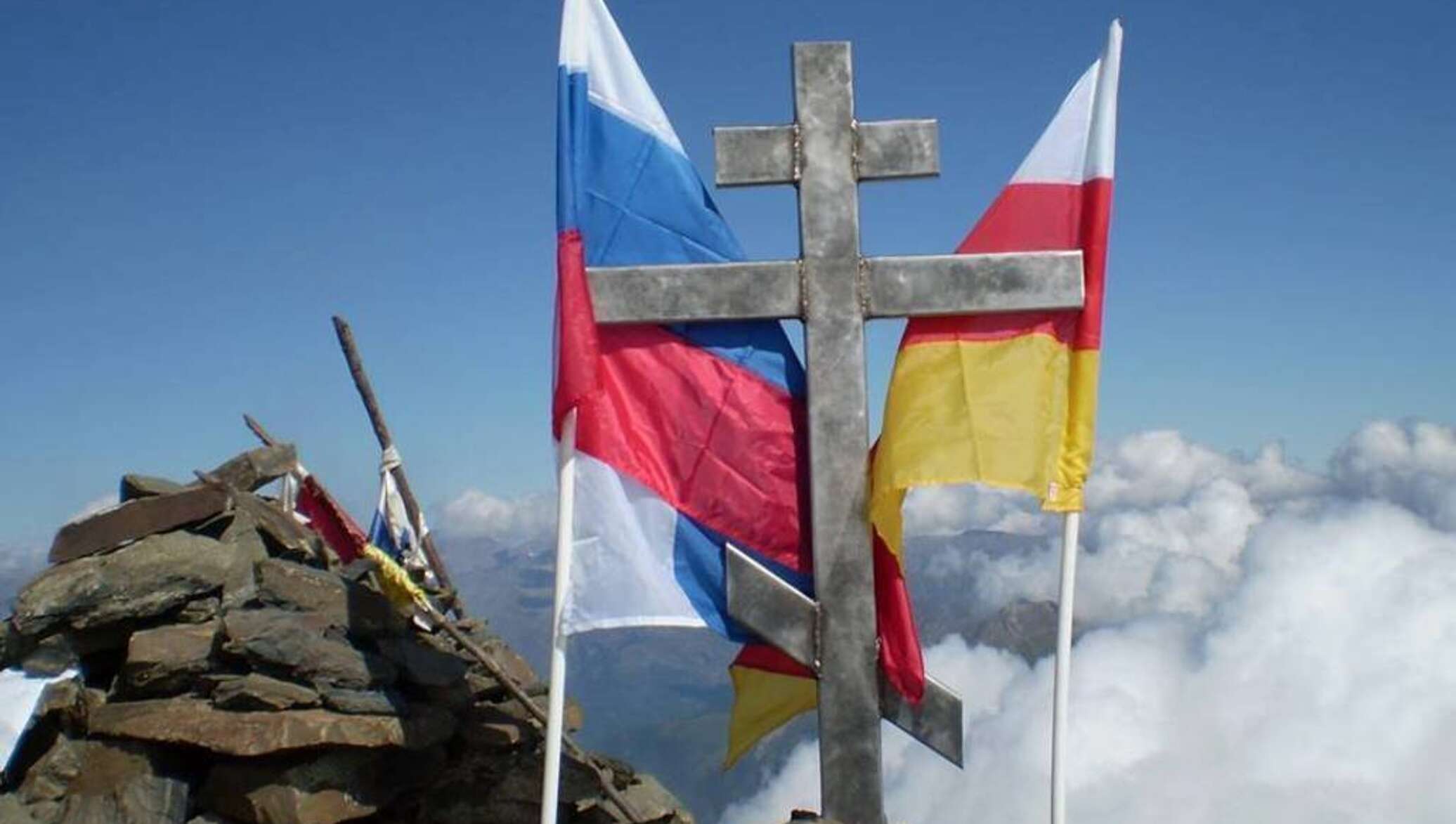 Сердце осетии. Морахский крест Южная Осетия. Флаг Северной Осетии. Флаг РСО-Алания. Осетинский флаг с крестом.