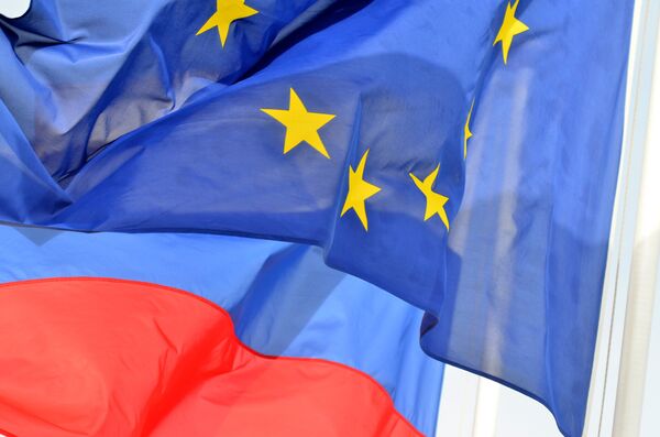 Флаги России, ЕС - Sputnik Южная Осетия