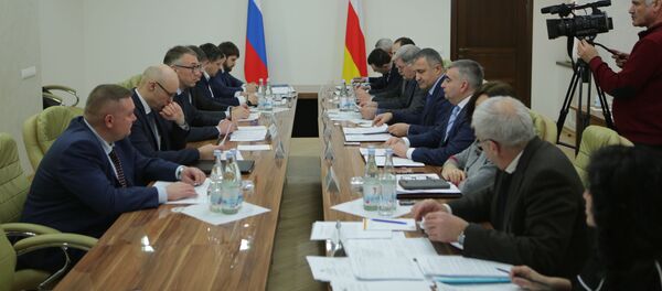 Совещание по вопросам социально-экономического сотрудничества между РЮО и РФ Совещание по вопросам социально-экономического сотрудничества между РЮО и РФ - Sputnik Южная Осетия