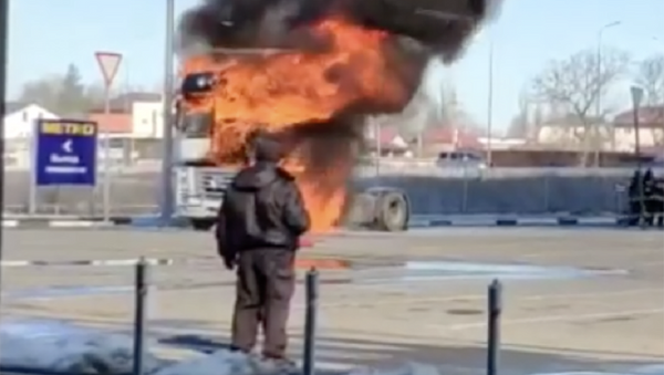 На парковке METRO во Владикавказе полностью сгорела фура на видео - Sputnik Южная Осетия
