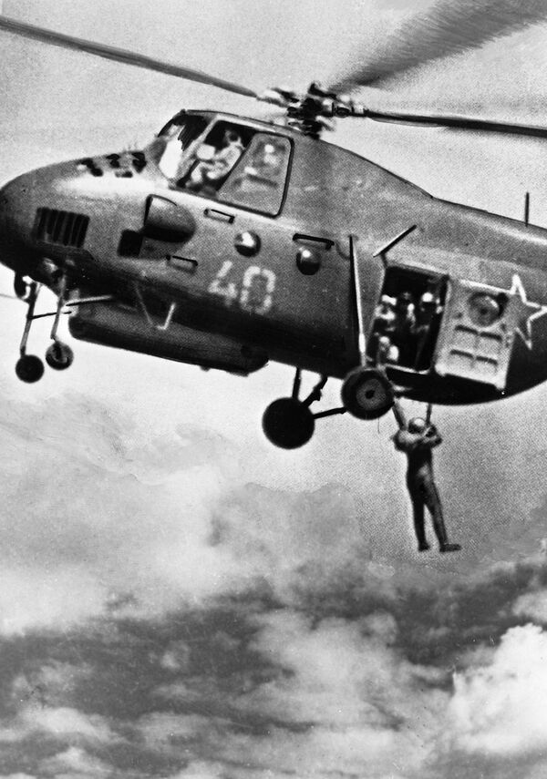 Военные учения, парашютист выпрыгивает из вертолета, 1936 год - Sputnik Южная Осетия