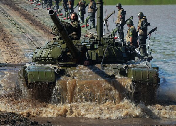 Танк Т-72 преодолевает водную преграду на военных ученияч в Приморском крае, 2017 год - Sputnik Южная Осетия