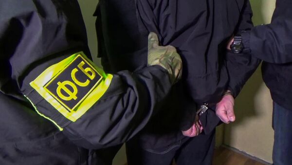 Сотрудники Федеральной службой безопасности РФ конвоируют задержанного, архивное фото - Sputnik Южная Осетия