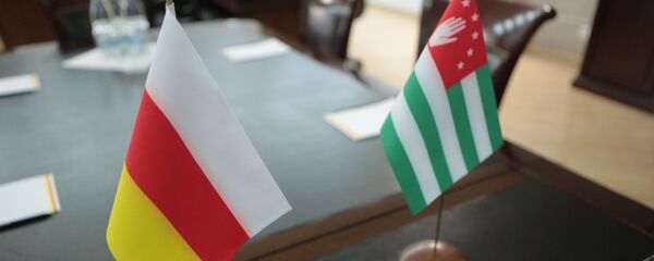 Анатолий Бибилов вручил государственные награды Республики Южная Осетия участникам боевых действий 1989 – 2008 годов Анатолий Бибилов вручил государственные награды Республики Южная Осетия участникам боевых действий 1989 – 2008 годов - Sputnik Южная Осетия