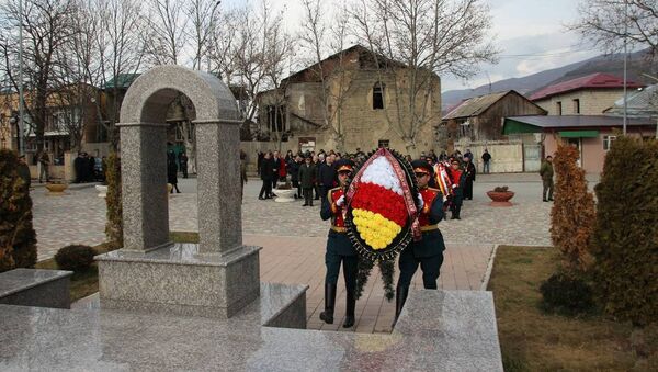 Торжественная церемония возложения венков и цветов к обелиску павшим защитникам Отечества - Sputnik Южная Осетия