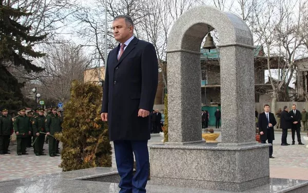 Торжественная церемония возложения венков и цветов к обелиску павшим защитникам Отечества Торжественная церемония возложения венков и цветов к обелиску павшим защитникам Отечества - Sputnik Южная Осетия