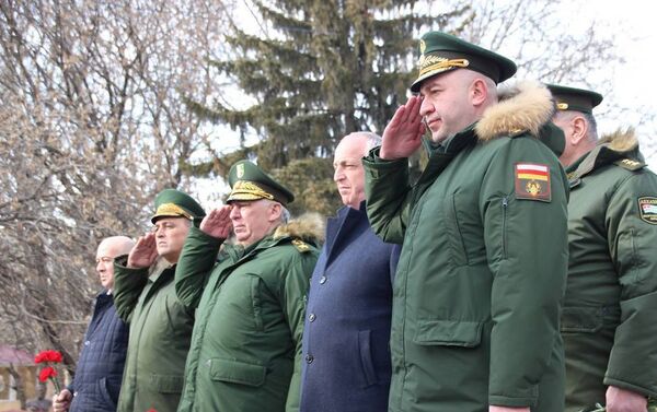 Торжественная церемония возложения венков и цветов к обелиску павшим защитникам Отечества - Sputnik Южная Осетия