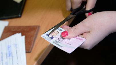 В России начали выдавать водительские удостоверения нового образца