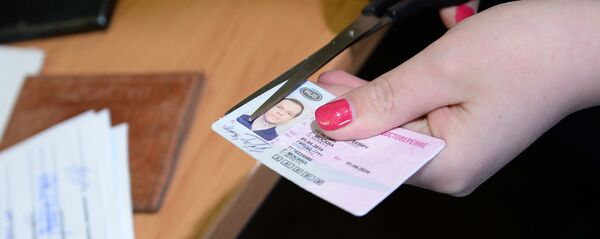 В России начали выдавать водительские удостоверения нового образца В России начали выдавать водительские удостоверения нового образца - Sputnik Южная Осетия