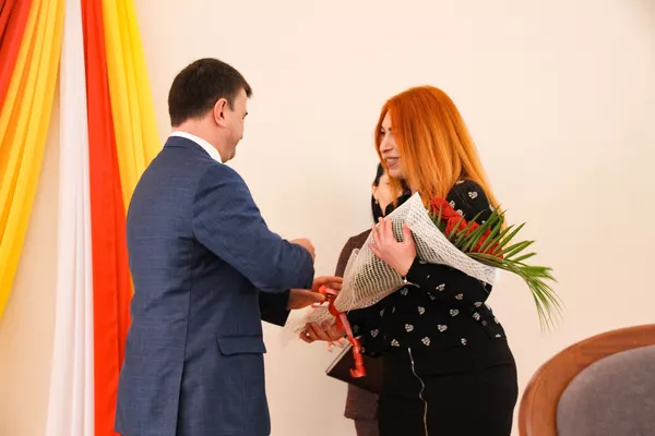 Директора цхинвальской школы-интернат наградили Почетной грамотой парламента Директора цхинвальской школы-интернат наградили Почетной грамотой парламента - Sputnik Южная Осетия