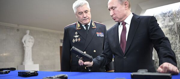 Путин держит в руке пистолет Удав Путин держит в руке пистолет Удав - Sputnik Южная Осетия