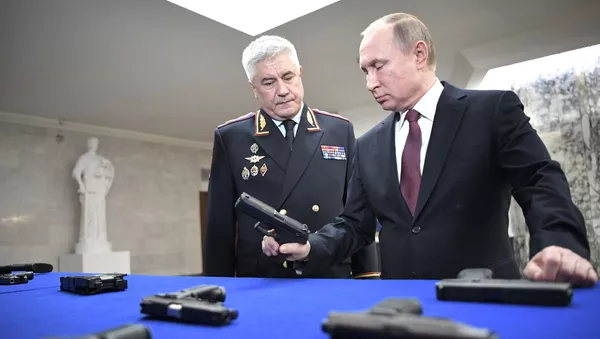 Путин держит в руке пистолет Удав - Sputnik Южная Осетия