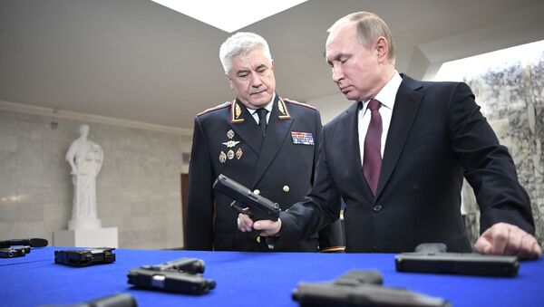 Путин держит в руке пистолет Удав - Sputnik Южная Осетия