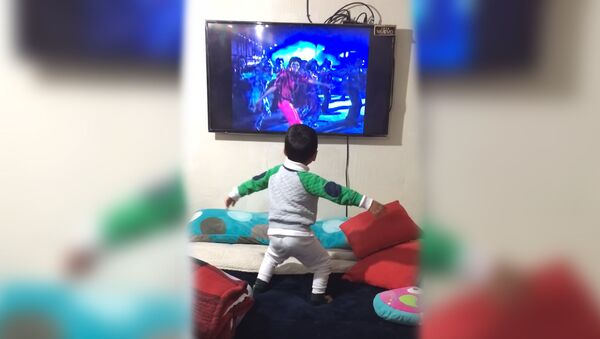 Малыш обалденно танцует под легендарный хит Майкла Джексона – позитивное видео - Sputnik Южная Осетия
