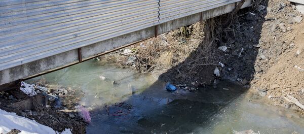 Оросительный канал в бытовых отходах - Sputnik Южная Осетия