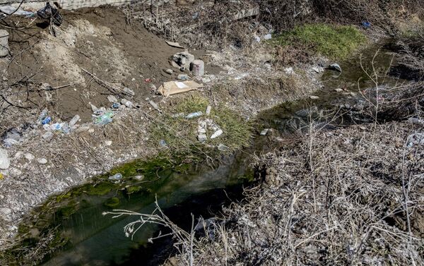 Загрязненный оросительный канал в пригороде Цхинвала - Sputnik Южная Осетия