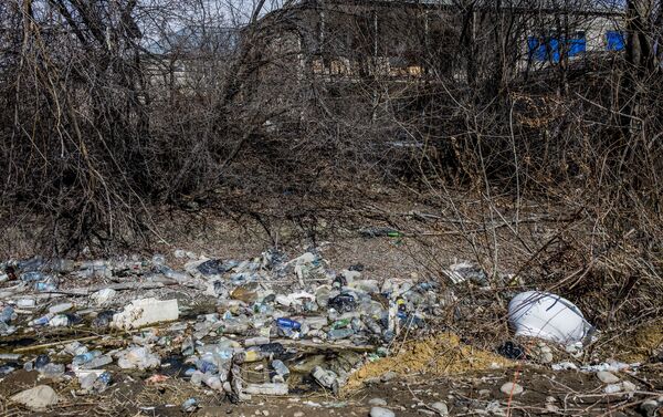 Бытовой мусор в оросительном канале - Sputnik Южная Осетия