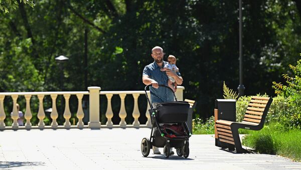 Мужчина гуляет с ребенком в парке - Sputnik Южная Осетия