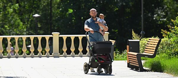 Мужчина гуляет с ребенком в парке - Sputnik Южная Осетия