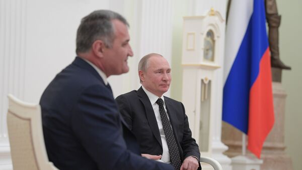 Президент РФ В. Путин встретился с президентом Южной Осетии А. Бибиловым - Sputnik Южная Осетия
