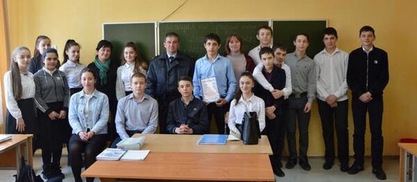 Сотрудники МВД РЮО  вручили благодарность ученику 8-го класса Сотрудники МВД РЮО  вручили благодарность ученику 8-го класса - Sputnik Южная Осетия