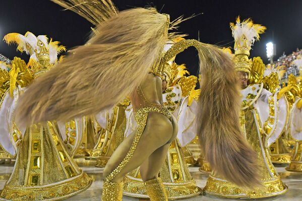 Участники из школы Viradouro на карнавале в Рио-де-Жанейро, Бразилия - Sputnik Южная Осетия
