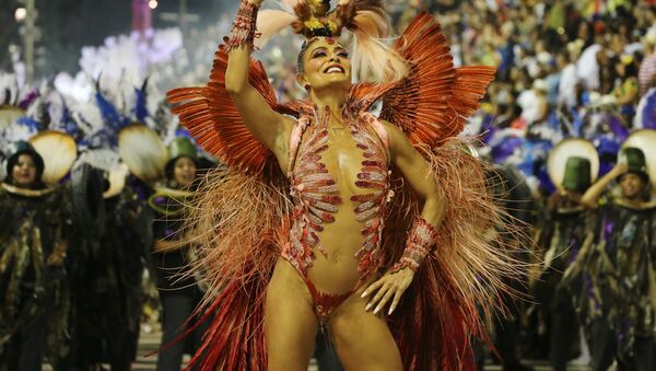 Участница Juliana Paes из школы Grande Rio Samba на карнавале в Рио-де-Жанейро, Бразилия - Sputnik Южная Осетия