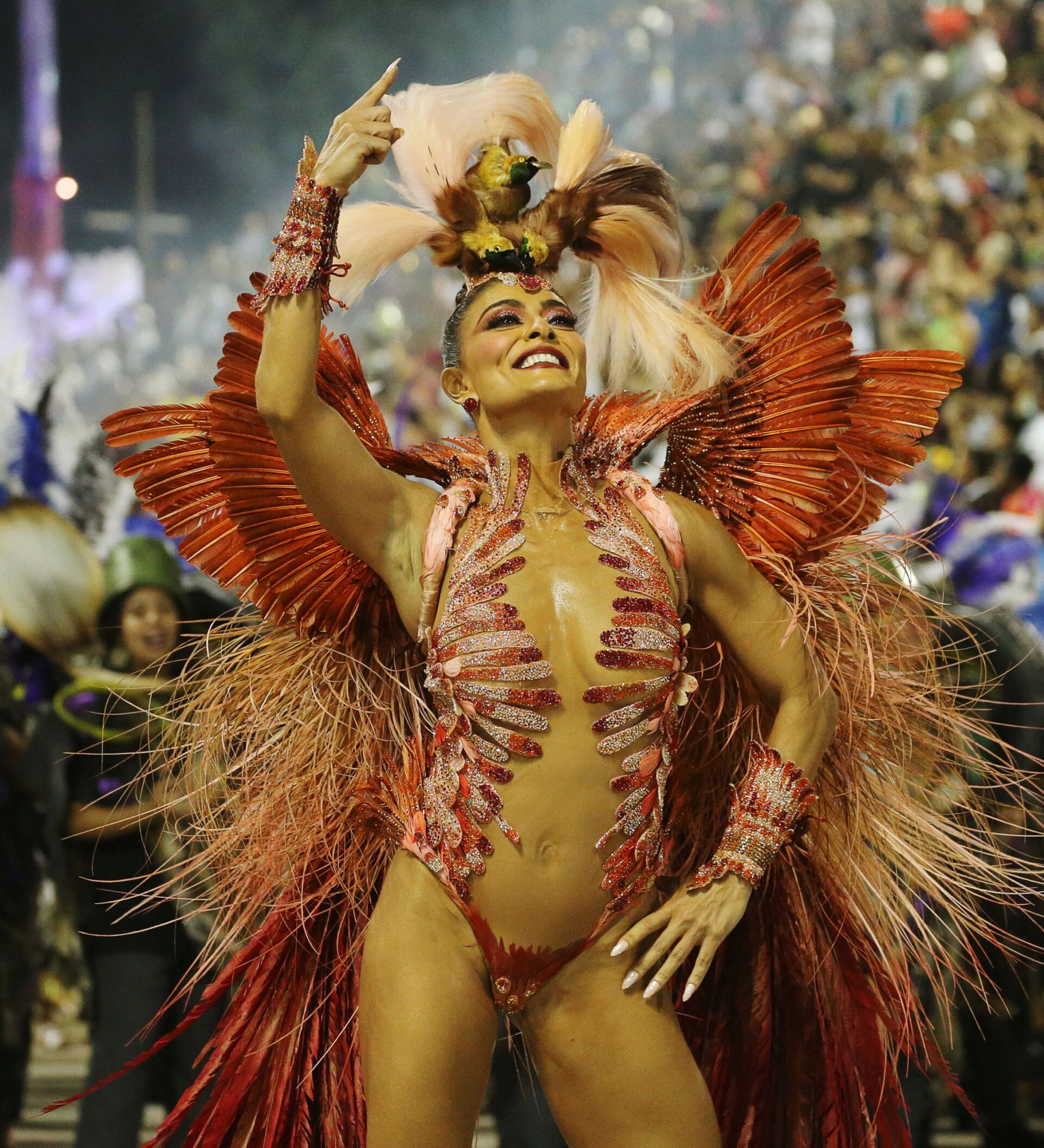 Участница Juliana Paes из школы Grande Rio Samba на карнавале в Рио-де-Жане...