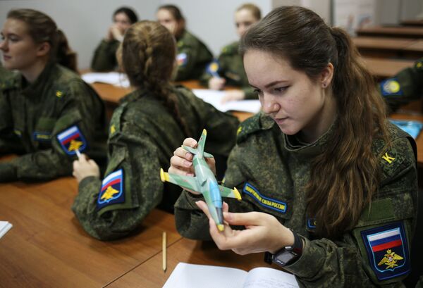 Курсантки-летчицы на учебном занятии в Краснодарском высшем военном авиационном училище - Sputnik Южная Осетия