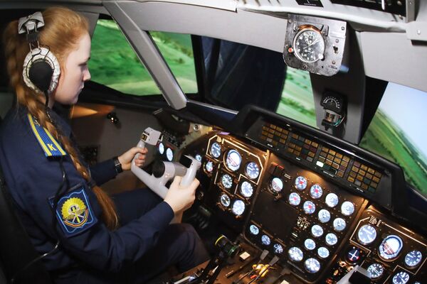 Девушка-курсант во время занятий на новом тренажёрном комплексе самолёта Л-410 в Краснодарском высшем военном авиационном училище - Sputnik Южная Осетия