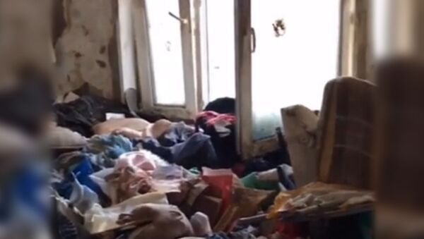 Появилось видео из утопающей в грязи квартиры девочки-маугли - Sputnik Южная Осетия