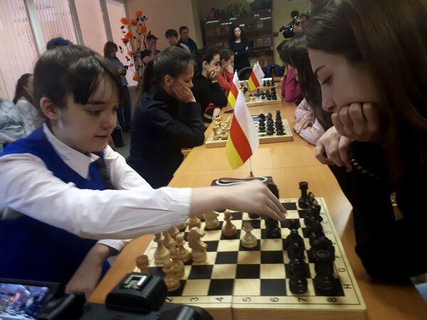 Цхинвалы фӕбӕрӕг сты республикӕйы тыхджындӕр чызг-шахматисткӕтӕ Цхинвалы фӕбӕрӕг сты республикӕйы тыхджындӕр чызг-шахматисткӕтӕ - Sputnik Хуссар Ирыстон