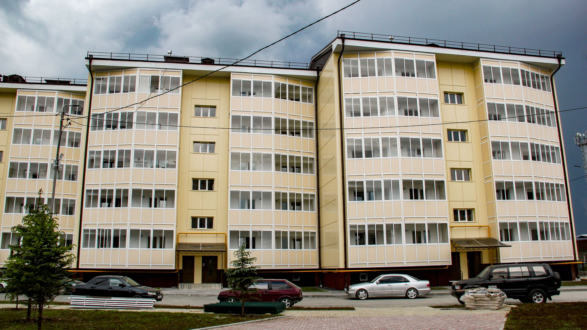 Пятиэтажные новостройки на улице Героев в Цхинвале - Sputnik Южная Осетия, 1920, 09.06.2021
