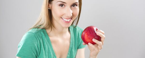 Девушка с яблоком Девушка с яблоком - Sputnik Южная Осетия