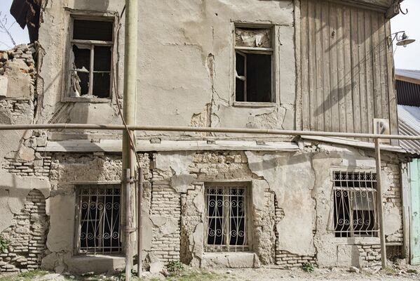 Серьезным разрушениям квартал подвергся в ходе военного конфликта в августе 2008 года. - Sputnik Южная Осетия