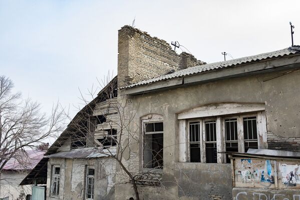 Многие подвалы домов еврейского квартала служили убежищем для жителей Цхинвала. - Sputnik Южная Осетия